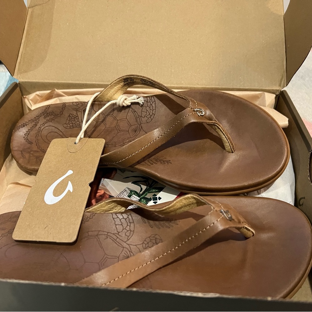 Olukai leather flip flops NWT